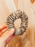 Load image into Gallery viewer, Palm Donut Chew
