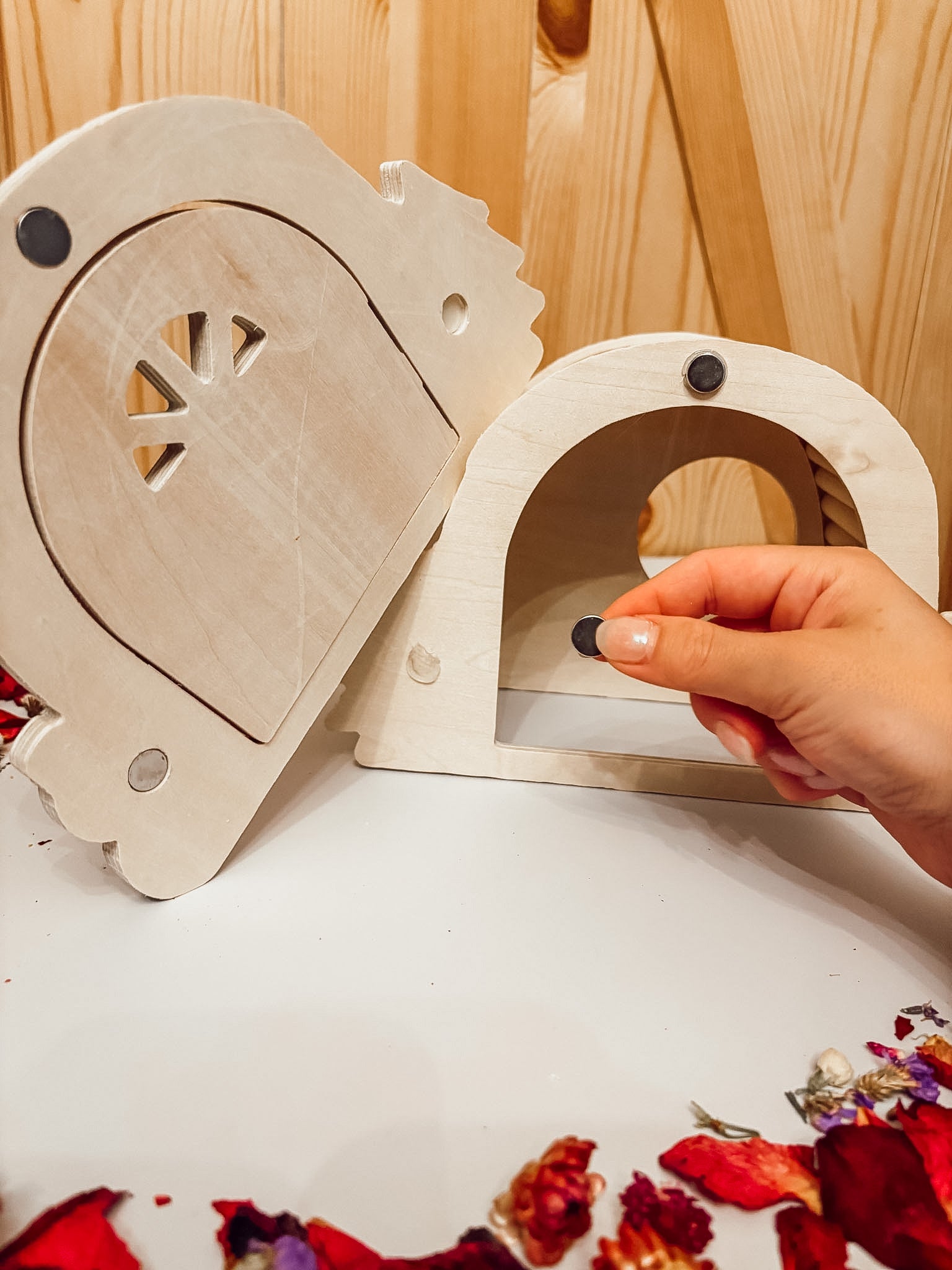 MISFIT Magnetic Christmas Door Peek-A-Boo